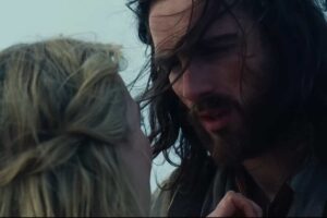 Margot Robbie e Jacob Elordi si guardano intensamente negli occhi