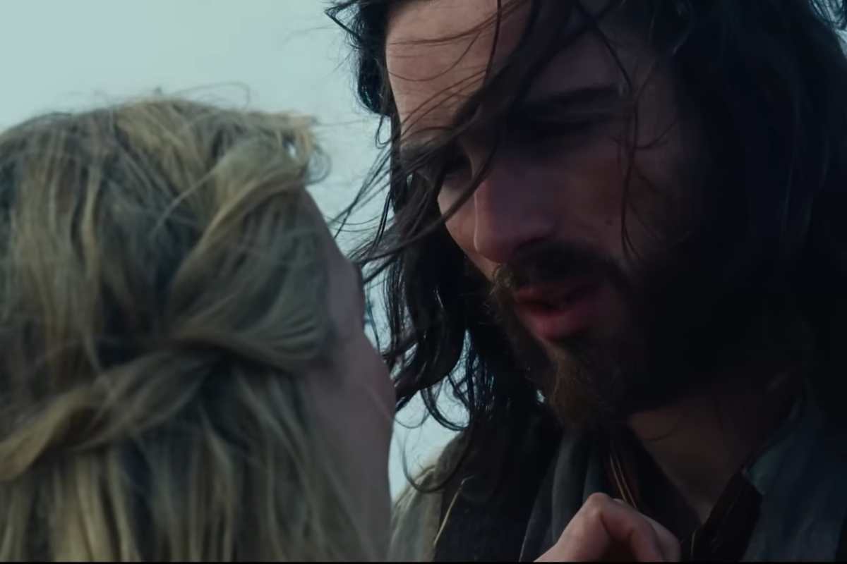 Margot Robbie e Jacob Elordi si guardano intensamente negli occhi