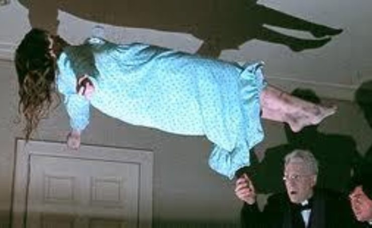 Una scena del primo Esorcista con la bambina sospesa per aria