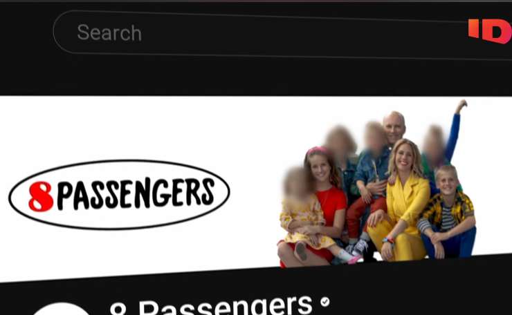 Un'immagine di una famiglia e la scritta 8 Passengers