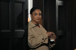 Tessa Thompson appoggiata ad una porta con lo sguardo rivolto alla sua destra