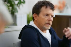 Michael J Fox parla seduto sulla sedia a rotella in una scena di Shrinking 3