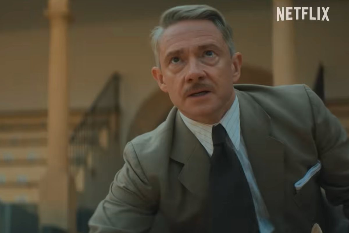 L'attore Martin Freeman i giacca e cravatta in una scena de I sette quadranti di Agatha Christie