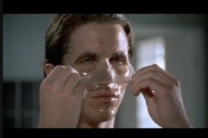 Christian Bale si toglie una sheet mask in American Psycho
