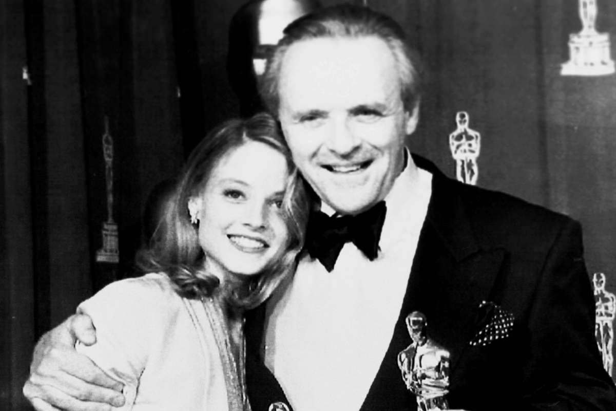 Jodie Foster abbracciata a Anthony Hopkins in occasione della notte degli OScar