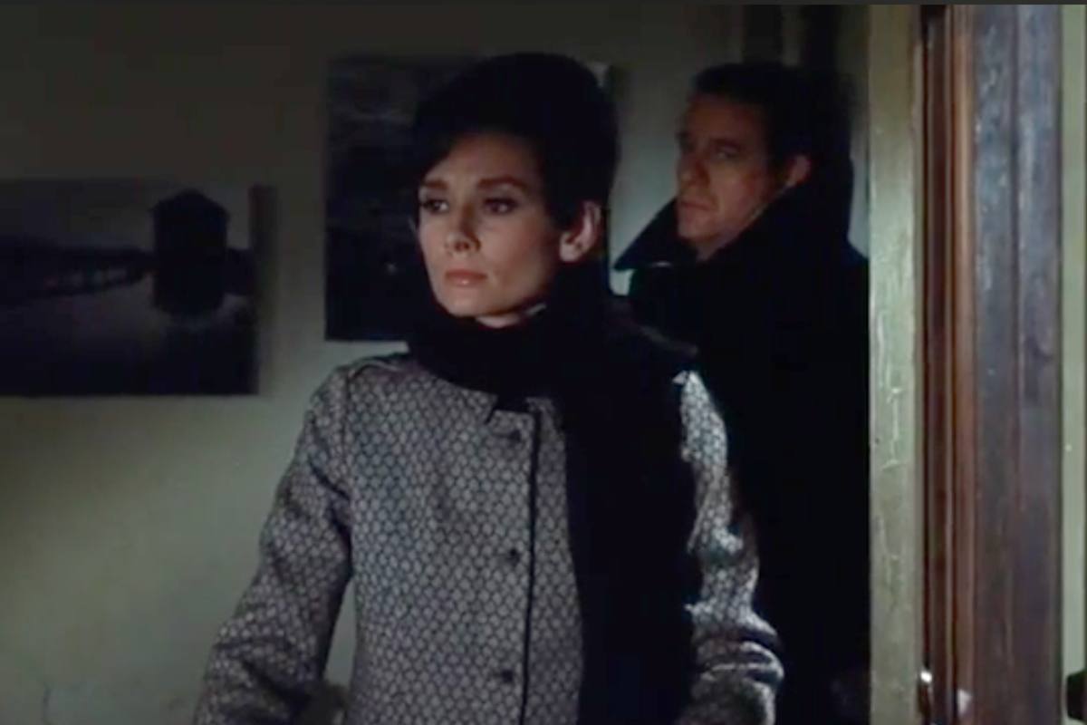 Audrey Hepburn alle sue spalle un uomo
