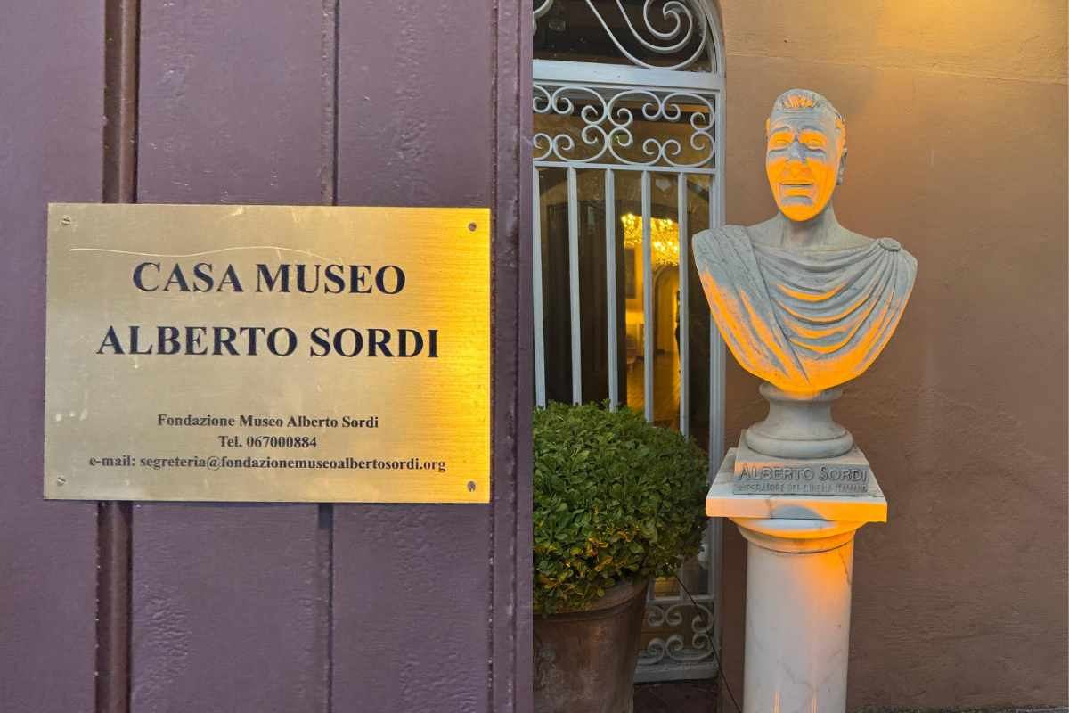 Statua di Alberto Sordi e cartello Museo Alberto Sordi