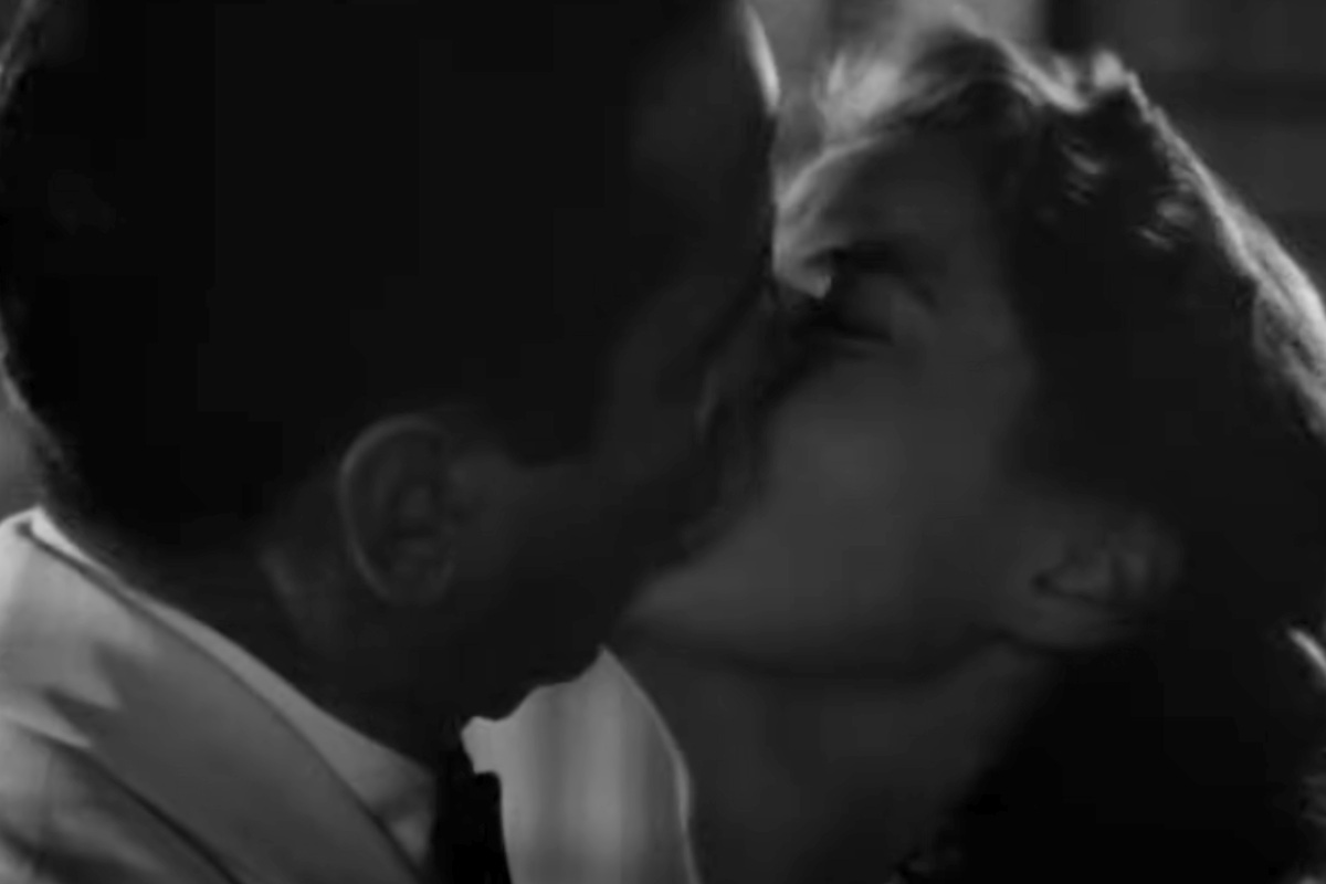 Humphrey Bogart e Ingrid Bergman in 'Casablanca' mentre si baciano