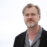 Christopher Nolan su sfondo bianco