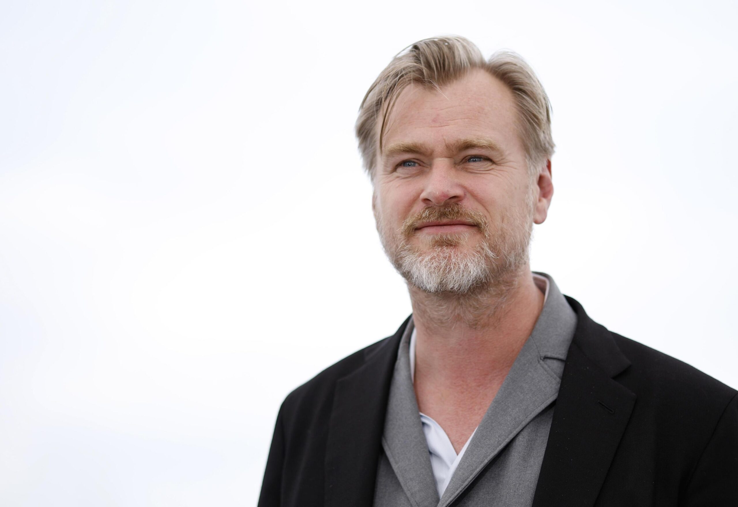 Christopher Nolan su sfondo bianco