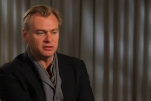 Christopher Nolan mentre parla