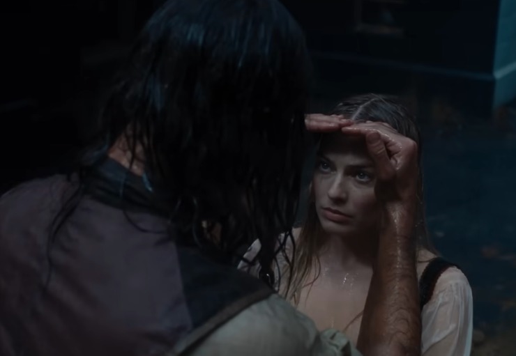 Jacob Elordi ripara con le mani il volto di Margot Robbie in una scena del film Cime Tempestose