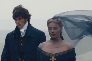 Jacob Elordi e Margot Robbie nella scena del funerale durante il film 'Cime Tempestose'