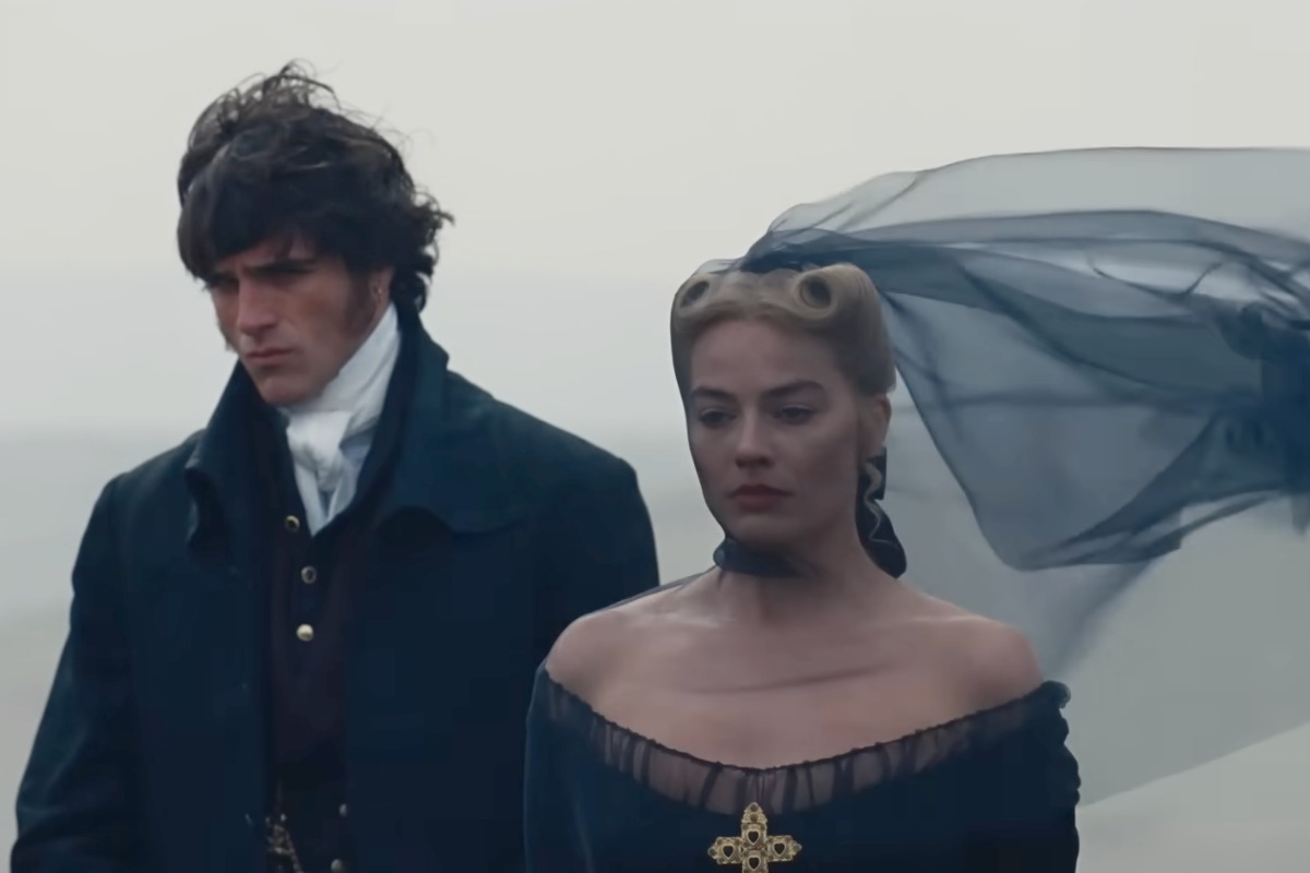 Jacob Elordi e Margot Robbie nella scena del funerale durante il film 'Cime Tempestose'