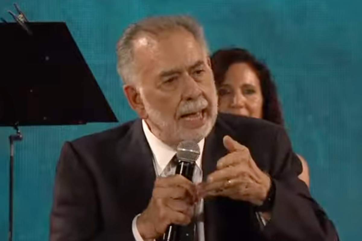 Francis Ford Coppola con il microfono in mano