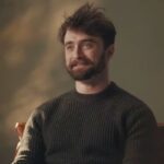 Daniel Radcliffe seduto che parla