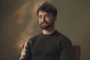 Daniel Radcliffe seduto che parla