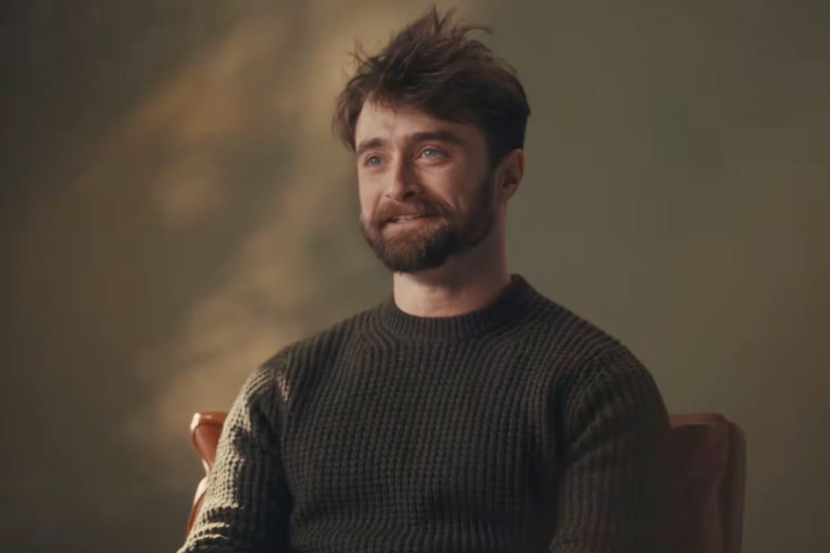 Daniel Radcliffe seduto che parla
