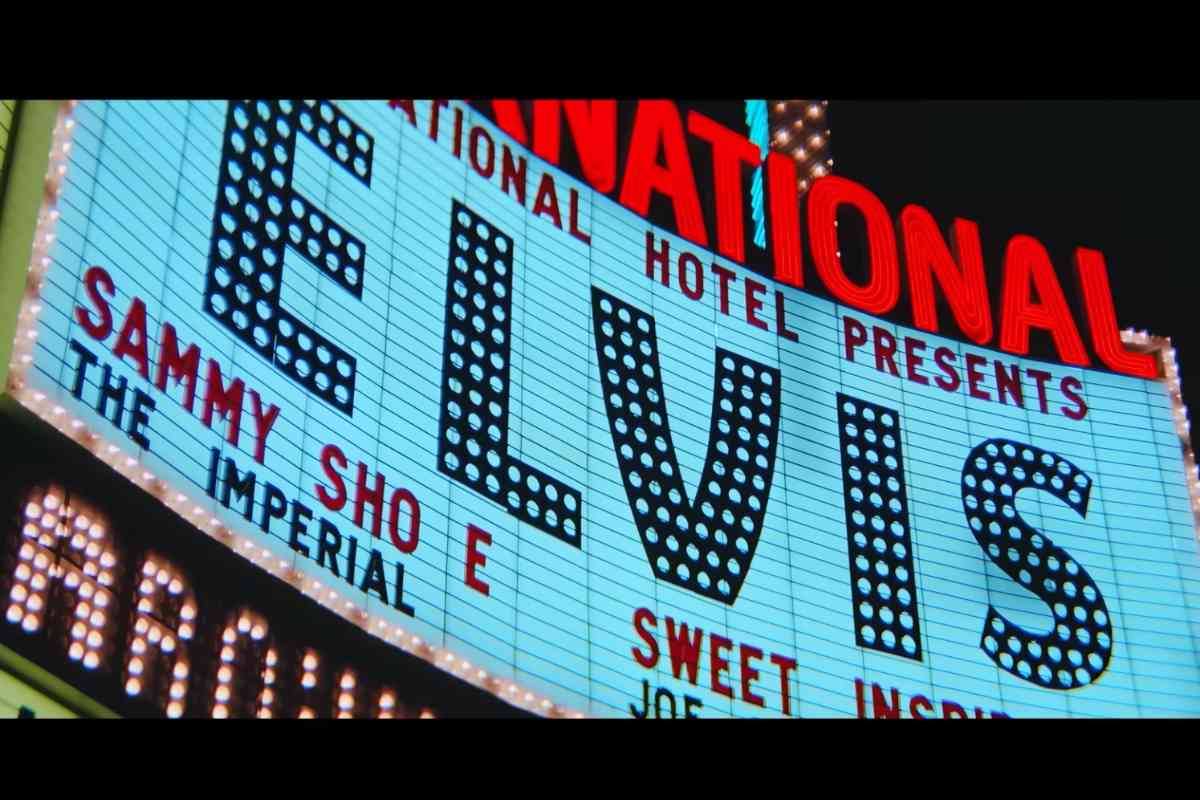 Un'insegna da spettacolo con la scritta Elvis su fondo bianco