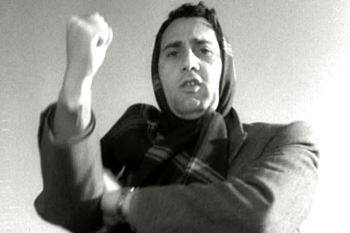 Alberto Sordi in una scena del film 'I Vitelloni' fa un gestaccio con il braccio