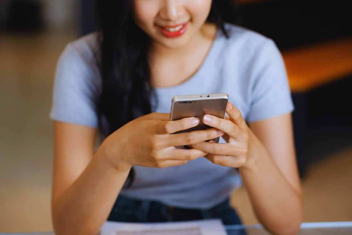 Una giovane che usa il cellulare