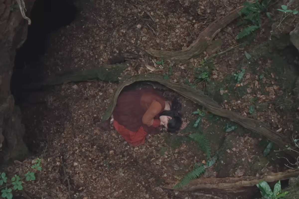 Jessy Buckley è Agnes in 'Hamnet' ed è arrotolata nelle radici di un albero