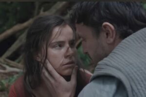 I due attori di 'Hamnet': Jessie Buckley e Paul Mescal si guardano negli occhi, lui sfiora con la mano sinistra il viso di lei