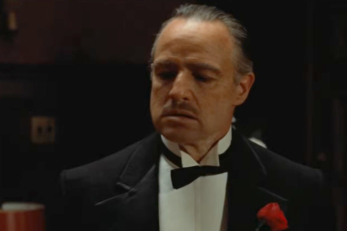 Marlon Brando in smoking in una scena del film Il Padrino