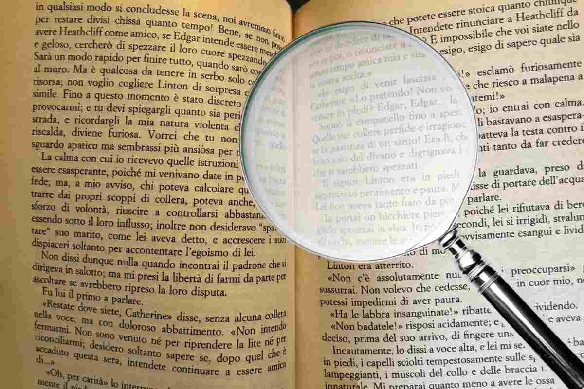 Un libro con una lente di ingrandimento sopra