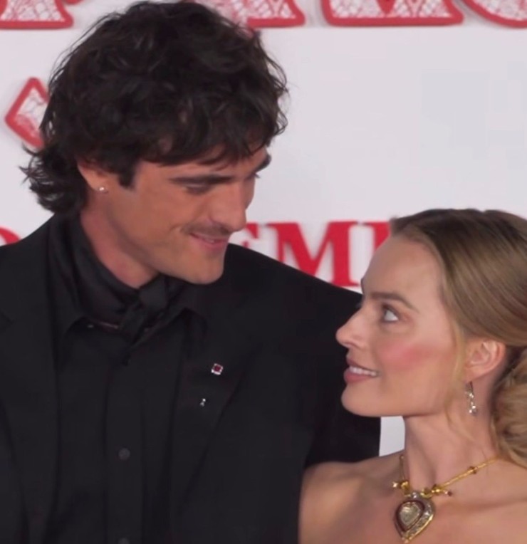 Jacob Elordi e Margot Robbie si guardano negli occhi