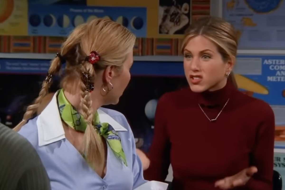 Jennifer Aniston e Lisa Crudow in una scena di Friends sedute al banco