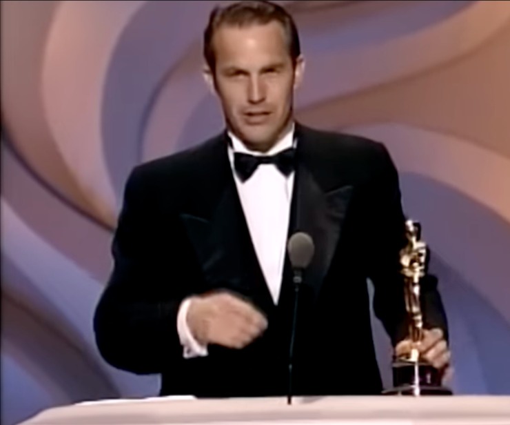 Kevin Costner con il premio Oscar in mano