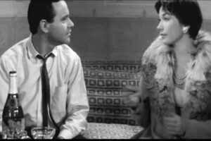 Jack Lemmon e Shirley MacLaine sono C.C. Baxter e Fran nel film 'L'appartamento'. Nella scena sono seduti sul divano e si guardano