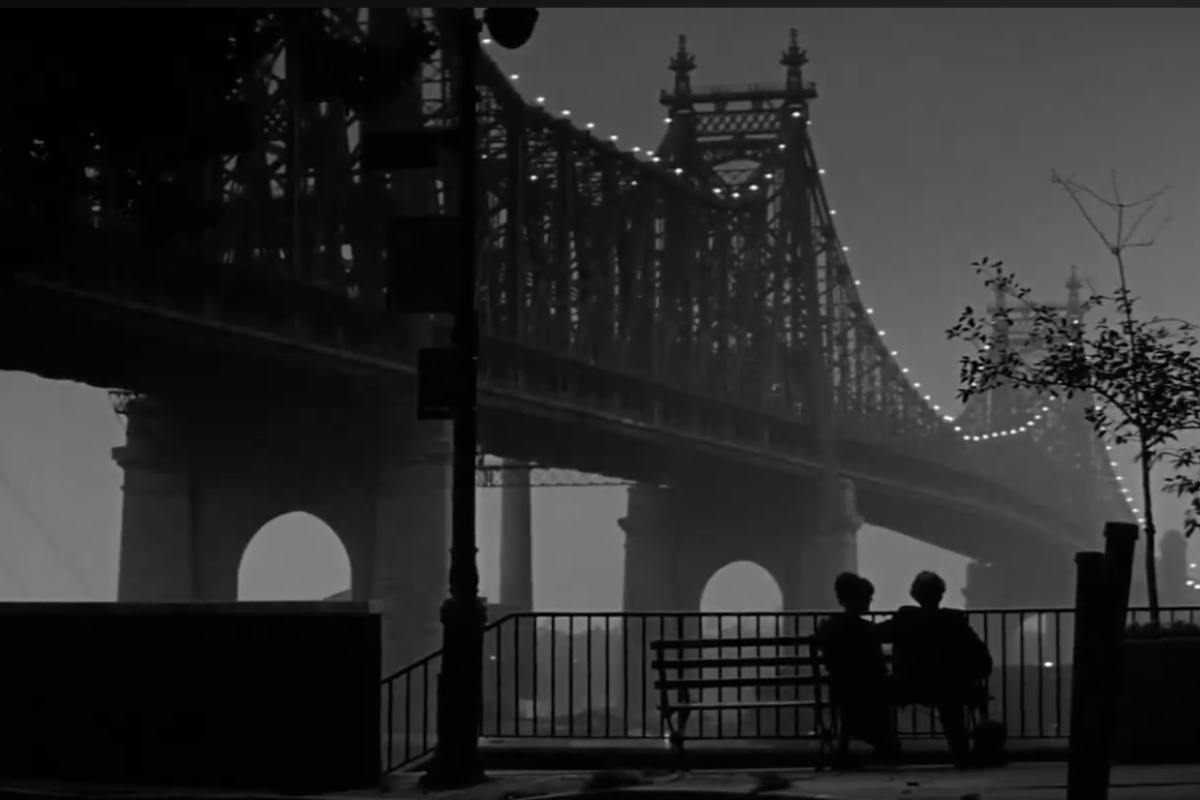 La scena di 'Manhattan' con Allen e la Keaton seduti sulla panchina di fronte il Queensboro Bridge