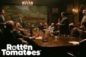 Una camera piena di persone ad un grande tavolo