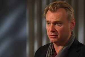 Christopher Nolan mentre parla