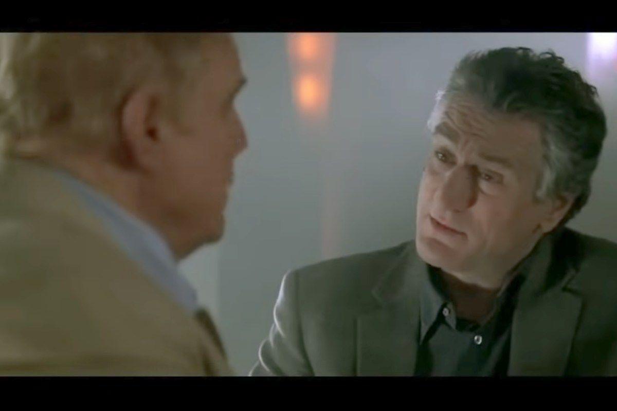 Robert De Niro e Marlon Brando sul set di 'The Score' dialogano tra di loro in una scena