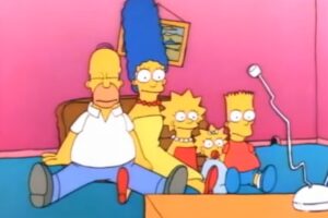 La famiglia Simpson seduta sul pavimento davanti al divano