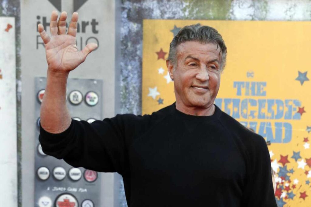 Sylvester stallone che saluta