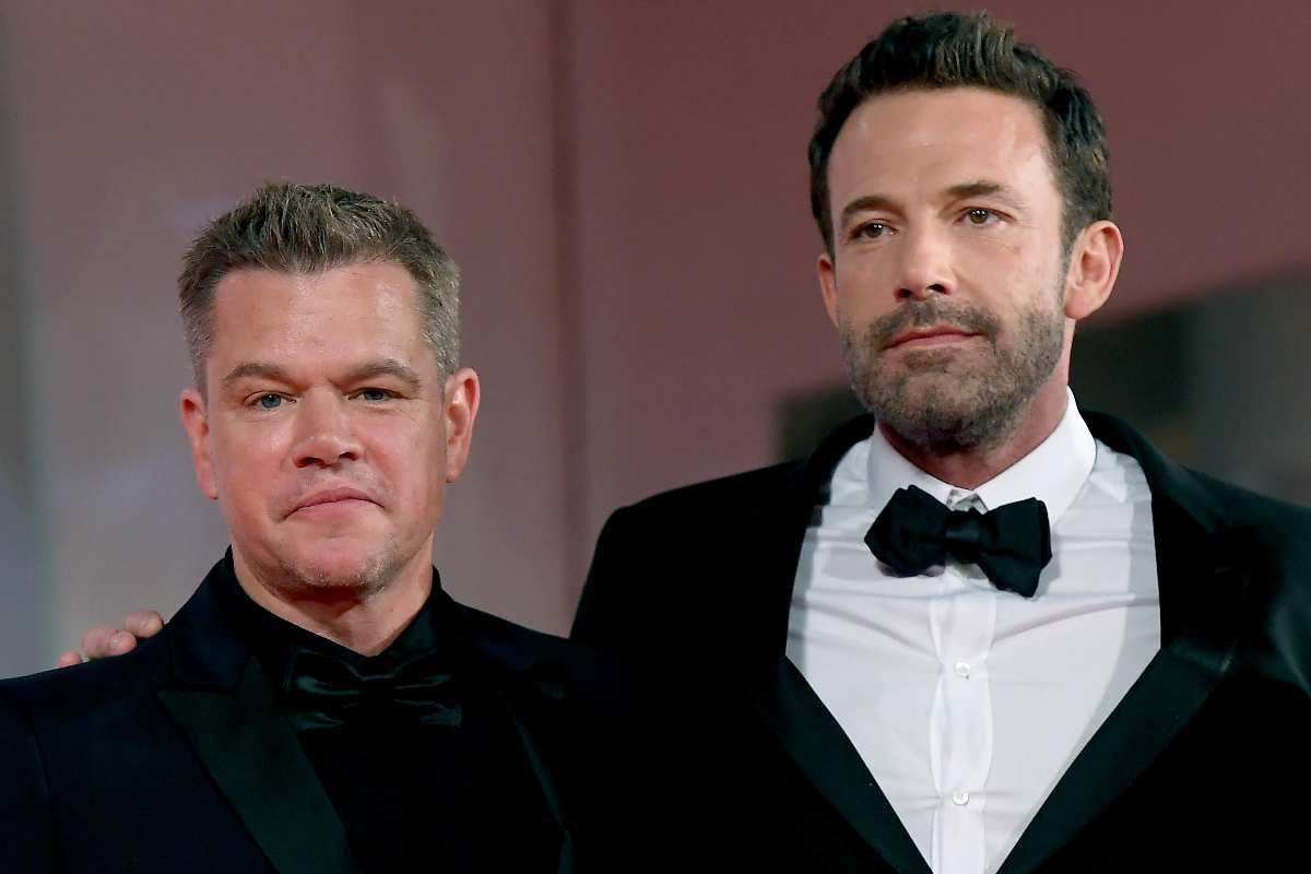 Matt Damon e Ben Affleck abbracciati