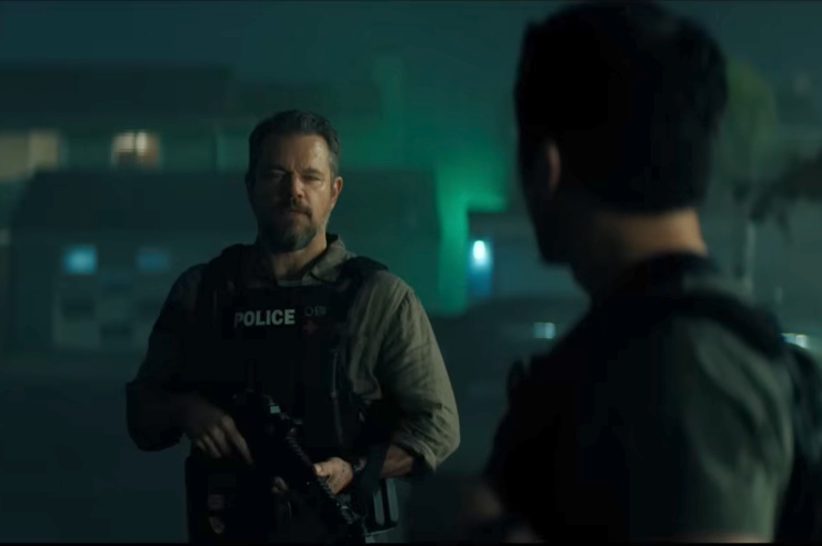 Matt Damon in una scena di The Rip parla con un altro attore girato di spalle