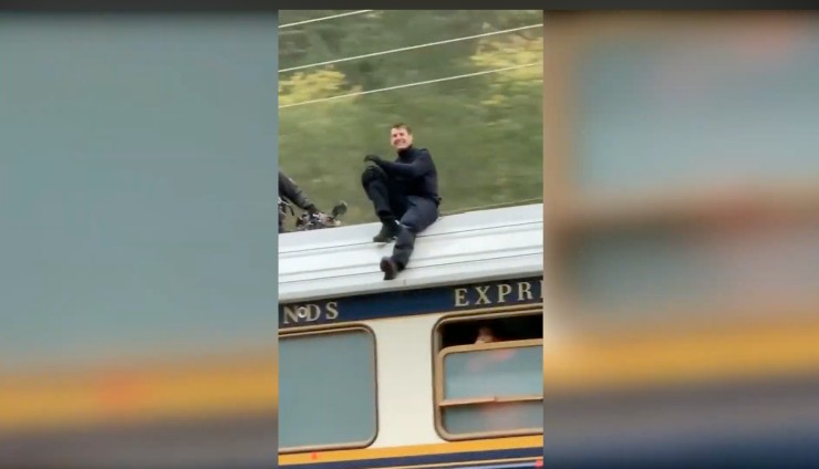 Tom Cruise seduto sul tetto della carrozza del treno