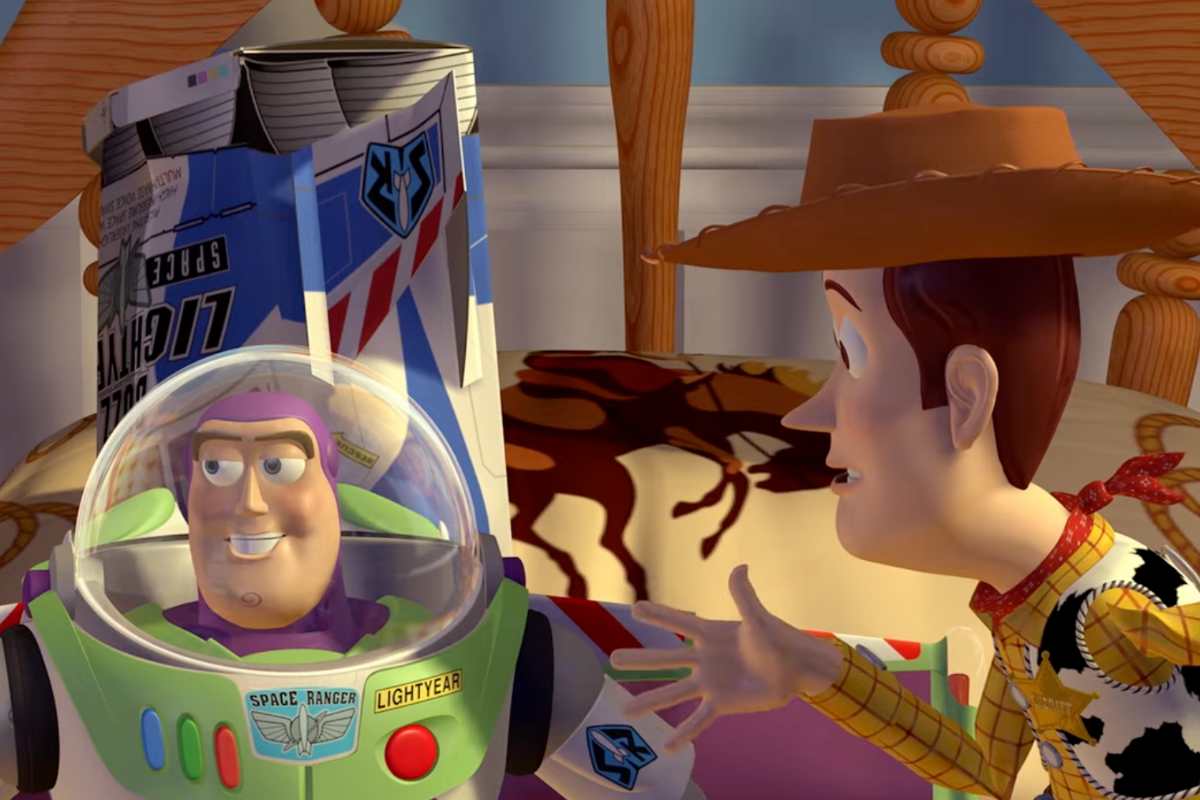 Woody e Buzz parlano in una scena di Toy Story