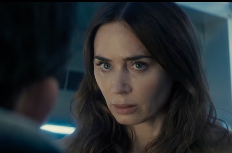Emily Blunt primo piano in 'Disclosure Day' guarda qualcuno diritto negli occhi