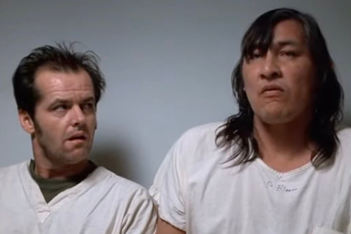 Jack Nicholson e Will Sampson seduti uno accanto all'altro in una scena del film 'Qualcuno volo' sul nido del cuculo'