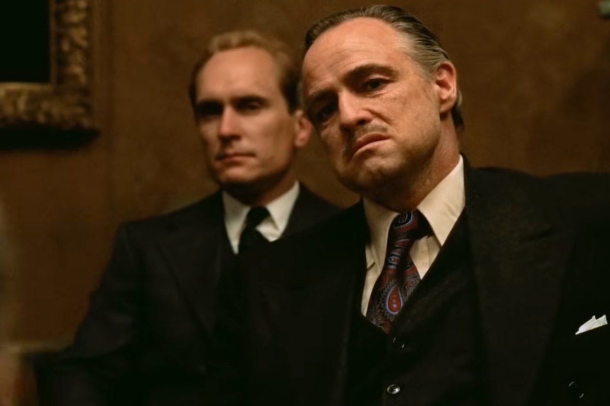 Marlon Brando e sullo sfondo Robert Duvall nel film Il Padrino