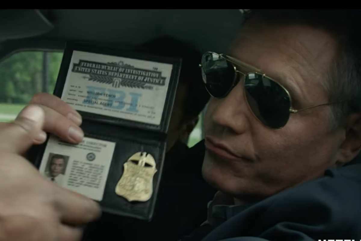 Holt McCallany mostra il distintivo in una scena di 'Mindhunter'