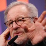 Steven Spielberg parla al microfono