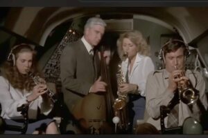 Una scena del film 'Un aereo piu' pazzo del mondo' con quattro persone che suona strumenti musicali nella cabina di pilotaggio dell'aereo