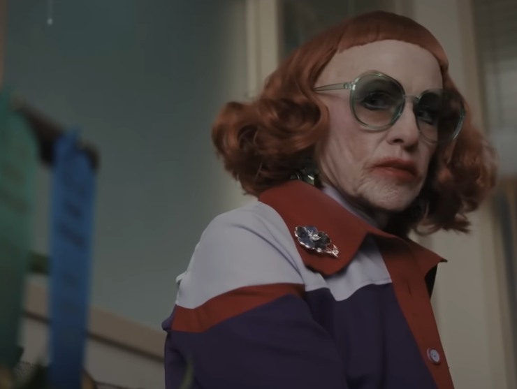 Amy Madigan nei panni di Gladys di profilo seduta